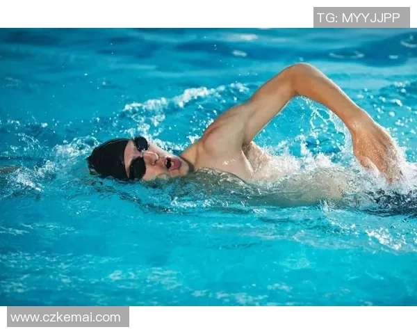 自由泳训练技巧提升全攻略 助力游泳水平突破与耐力增强